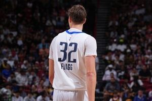 侠记：文班夏联首秀13中2 KD17中5 库里14中4 弗拉格会没事的