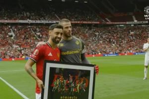 传奇！曼联赛前致敬德赫亚，队长B费向德赫亚赠送纪念相框