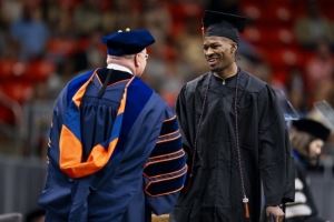 先拿个学位再说！独行侠祝贺新秀迈尔斯-凯利顺利毕业