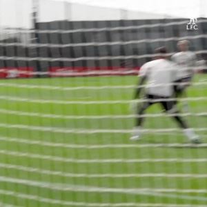 百发百中🎯埃基蒂克训练中射门极其精准，几乎每一个都是死角