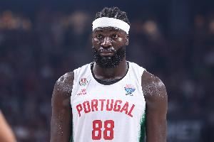 不够冷静！科塔8中5拿到15分3板1断1帽 累计2T遭驱逐