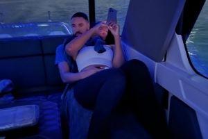 这姿势！克莱晒出海照：我深信海洋能够治愈心灵、身体和灵魂