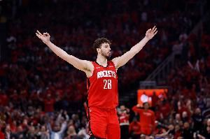 火煤：申京能赛季场均22+10+7 若球队战绩好能进三阵