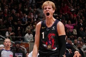 得分全场最高！猛龙球员迪克三节13中8砍22分6板！