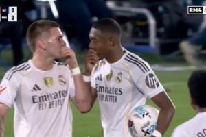 不和谐…马斯坦托诺与阿拉巴争罚任意球，未果后表露不满略显生气