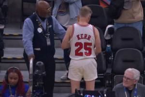 🤣这老古董哪儿找来的啊？有球迷身穿科尔公牛球衣场边观赛