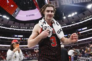 无所不能!本赛季目前仅两人能做到场均20+8+8:吉迪、约基奇