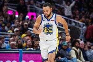 回到熟悉的领域5成胜率……勇士开局4胜1负 随后1胜4负 目前5-5