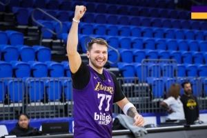 开启五连客!湖人官推晒球队训练照:备战周末