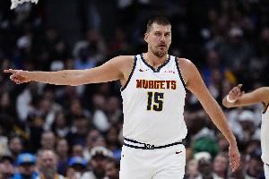 这可不多见!约基奇躲过防守送双手暴扣