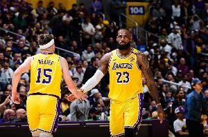 里夫斯:我肯定我们比赛时詹姆斯在家喝着酒 分析他能带来的帮助